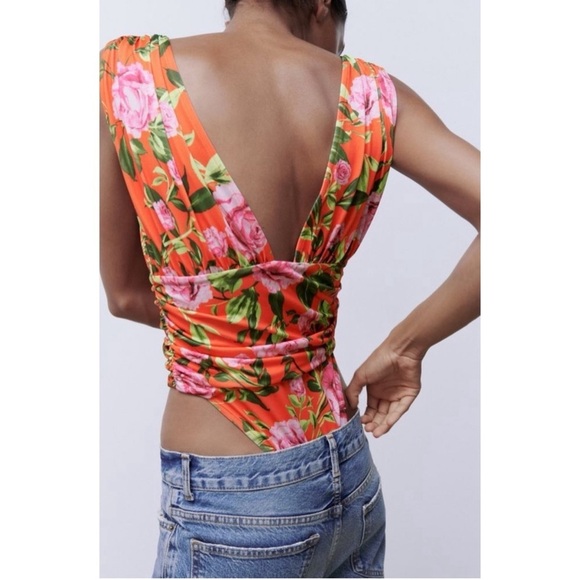Zara Printed Draped V neck m Bottom Snap Closure red floral bodysuit NEW - Picture 2 of 5